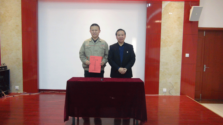 董事長景奉國與總經理簽訂了《2018年安全目標責任書》 董事長景奉國與總經理簽訂了《2018年安全目標責任書》