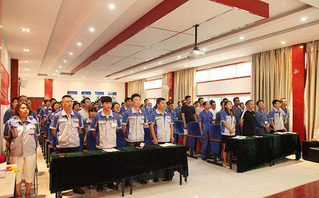 會議正式開始之際與會人員整齊列隊、滿懷激情的高唱《中華人民共和國》國歌。 會議正式開始之際與會人員整齊列隊、滿懷激情的高唱《中華人民共和國》國歌。