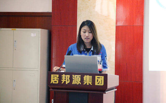 營銷部總監盧玉麗對公司上半年工作進行總結分析經驗教訓、對下半年落實發展戰略的具體目標進行匯總。 營銷部總監盧玉麗對公司上半年工作進行總結分析經驗教訓、對下半年落實發展戰略的具體目標進行匯總。