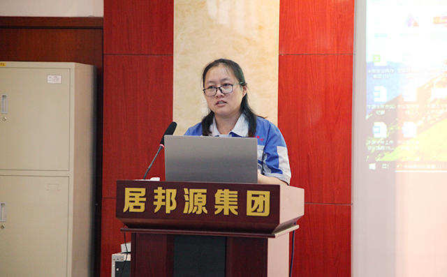 貨運內勤代表孟德林對公司工作體系以及貨運部門的工作進行匯報。 貨運內勤代表孟德林對公司工作體系以及貨運部門的工作進行匯報。