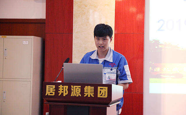 新員工代表張宗明對公司制度工作方式、公司發展前景以及日后個人發展作簡要規劃匯報。 新員工代表張宗明對公司制度工作方式、公司發展前景以及日后個人發展作簡要規劃匯報。