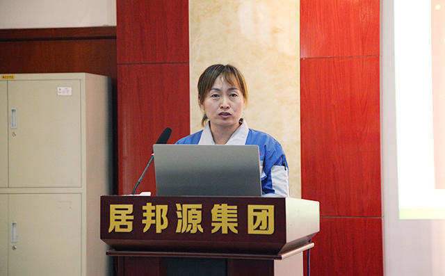 人資部部長雷廣妮對公司積分制工作匯報。 人資部部長雷廣妮對公司積分制工作匯報。