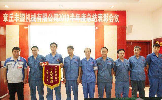 公司對做出突出貢獻的人員頒獎,為獲得5S先進班組員工頒發錦旗及獎勵紅包200元。 公司對做出突出貢獻的人員頒獎,為獲得5S先進班組員工頒發錦旗及獎勵紅包200元。