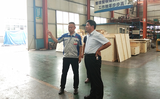 在集團董事長景奉國的引領(lǐng)下大家對公司進行了參觀。 在集團董事長景奉國的引領(lǐng)下大家對公司進行了參觀。