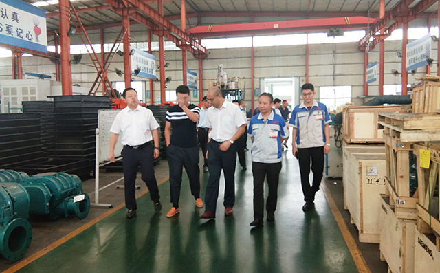 在集團董事長景奉國的引領(lǐng)下大家對公司進行了參觀。 在集團董事長景奉國的引領(lǐng)下大家對公司進行了參觀。