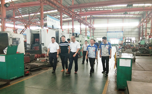 在集團董事長景奉國的引領(lǐng)下大家對公司進行了參觀。 在集團董事長景奉國的引領(lǐng)下大家對公司進行了參觀。