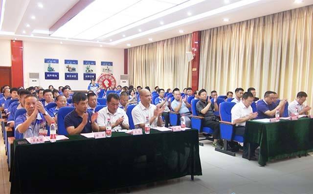 章丘豐源研究生聯(lián)合培養(yǎng)基地簽約暨揭牌儀式在居邦源機械集團總部隆重舉行。 章丘豐源研究生聯(lián)合培養(yǎng)基地簽約暨揭牌儀式在居邦源機械集團總部隆重舉行。