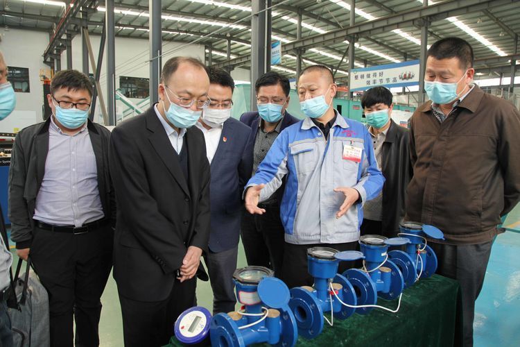 潘總對到訪客人介紹智能水表項目 潘總對到訪客人介紹智能水表項目