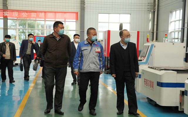 一行人對激光切割機展廳進行參觀 一行人對激光切割機展廳進行參觀